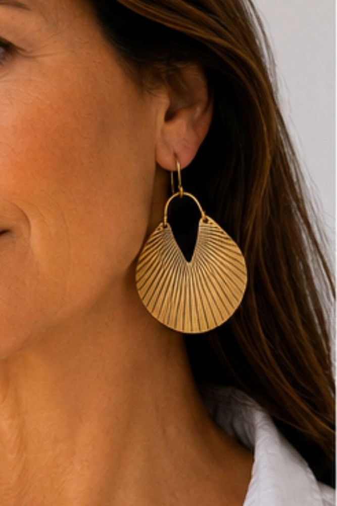 Shell Earrings in gold